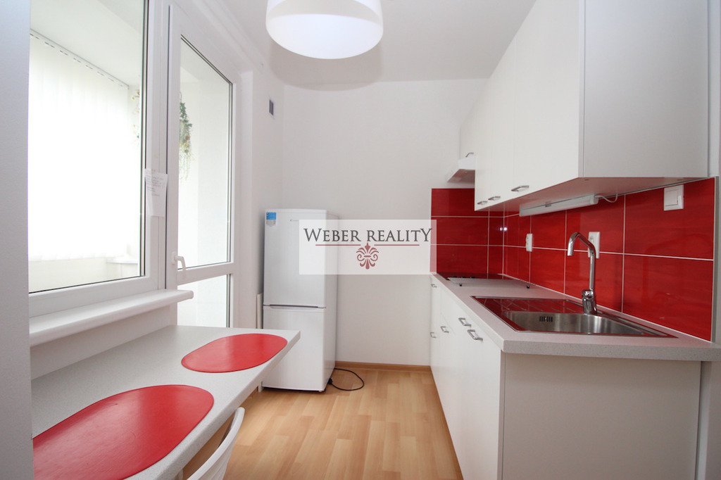 WEBER REALITY 1-izbový komplet novo-zrekonštruovaný byt na Dlhých Dieloch s chladničkou, aut.práčkou a šatníkovou skriňou