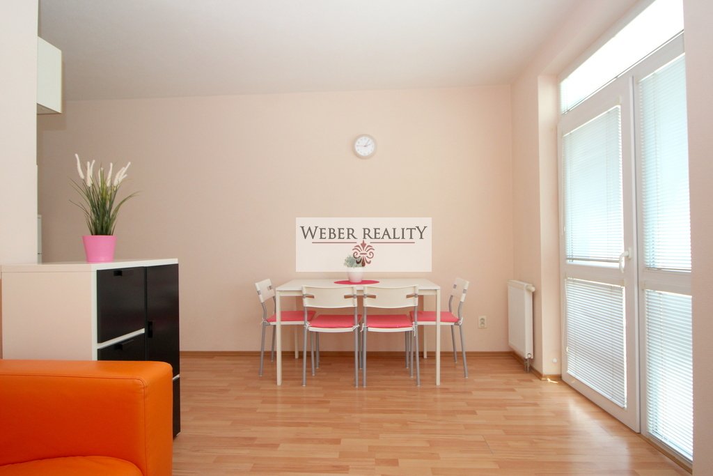 1-izbový, kompletne zariadený byt v Dúbravke (Agátová ul.), s balkónom, pekný a priestranný, cena je vrátane Energií