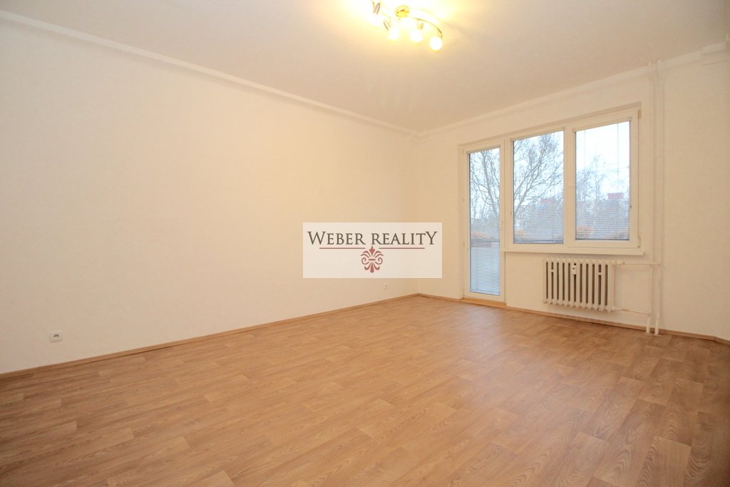 1,5-izbový nezariadený byt v Ružinove (Zimná ul.) po rekonštrukcii s loggiou, cena Vrátane ENERGIÍ