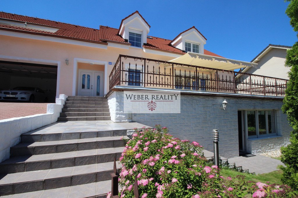 WEBER REALITY Luxusná vila na Starých Gruntoch, bazén, sauna, terasa, 2-garáž, záhrada, tiché prostredie