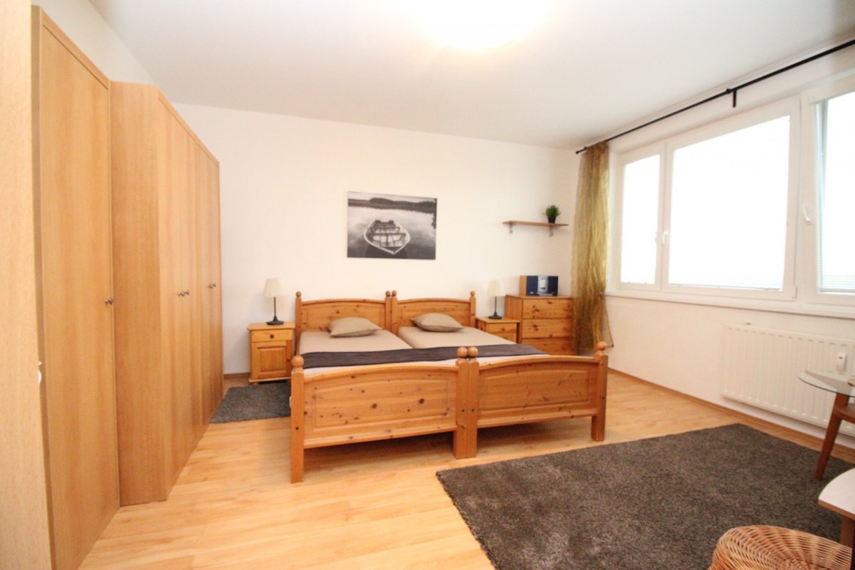 1-izb.kompletne zariadený byt v Petržalke (Beňadická ul.) úložný priestor, pekný a priestranný