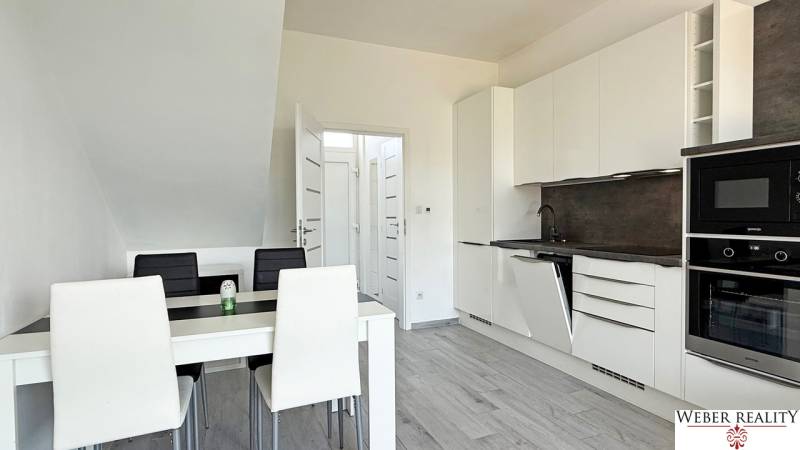 04 Senec Holubia ulica Konfido ponuka na predaj 2 izbovy byt v radovej zastavbe pohlad na kuchynu s jedalenskou castou.jpeg